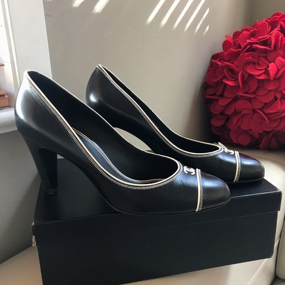 CHANEL BLACK HEELS - Picture 4 of 8